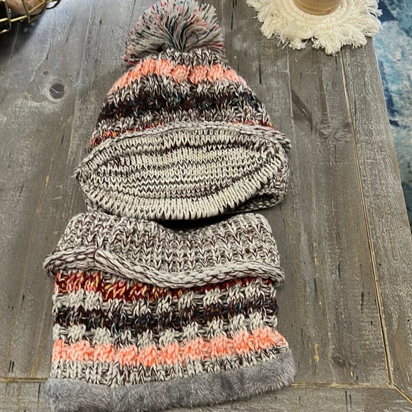 Snow beanie cap with mask and matching neck warmer - Picture 1 of 5